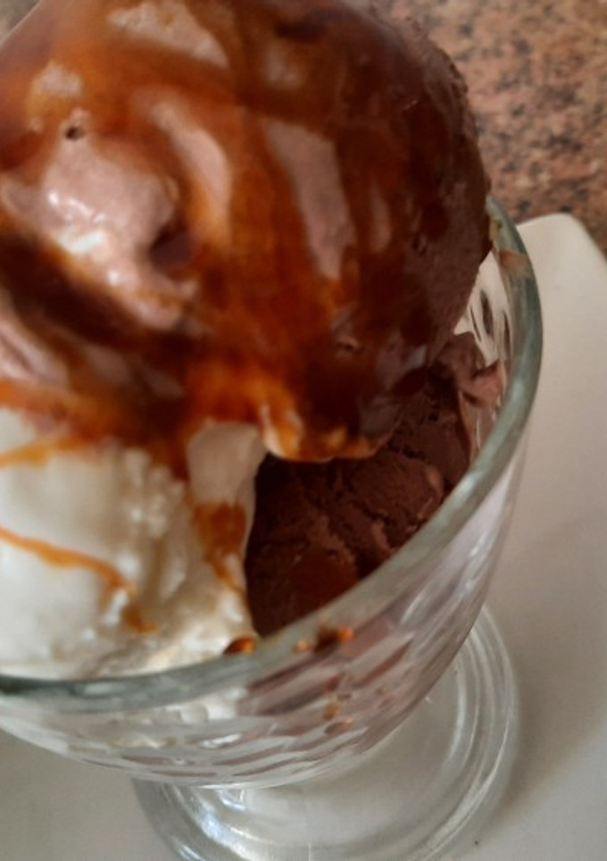 Una foto de Helado casero de chocolate y vainilla sin heladera 4 ingredientes