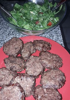 Una foto de Albóndigas caseras con ensalada de rúcula tomate y cebolla....