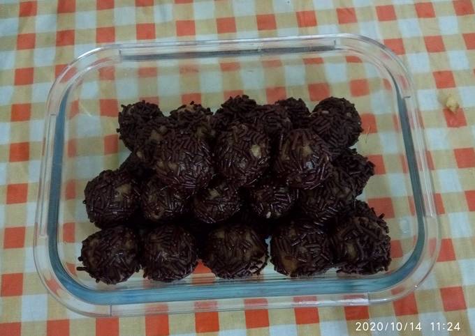 Bola coklat minimalis