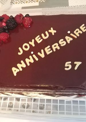 Une photo de Entremet chocolat fruit rouge avec craquant chocolat praline