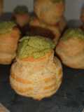 Profiteroles com creme de matcha (chá verde)