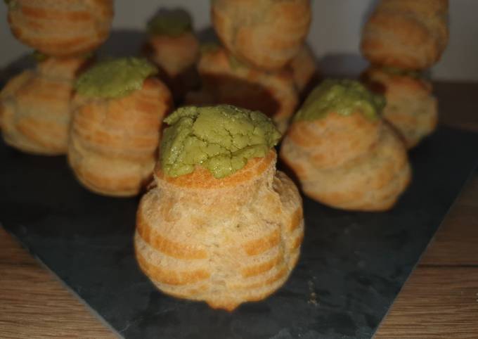 Profiteroles com creme de matcha (chá verde)