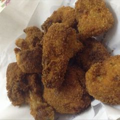 A picture of Fried chicken in bread crumbs.