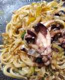Лапша удон с осьминогами и овощами