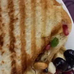 A picture of Apple cabbage sandwich.
