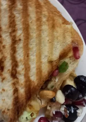 A picture of Apple cabbage sandwich.
