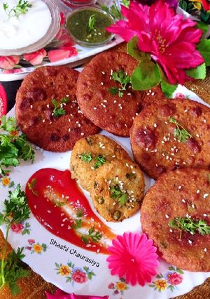 चींजी मटर आलू कचौड़ी (cheesy matar aloo kachori recipe in hindi) रेसिपी मुख्य फोटो