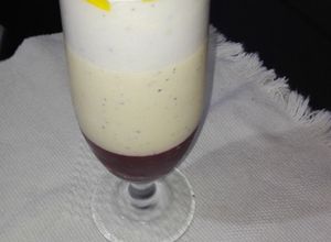 Una foto de Cremé brulée de yogurt de maracuyá y frutos del bosque