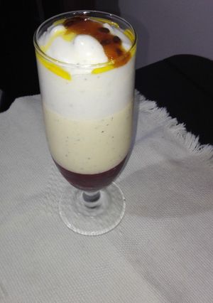 Una foto de Cremé brulée de yogurt de maracuyá y frutos del bosque