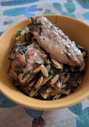 Una foto de Orzo con espinacas y alitas de pollo🍗