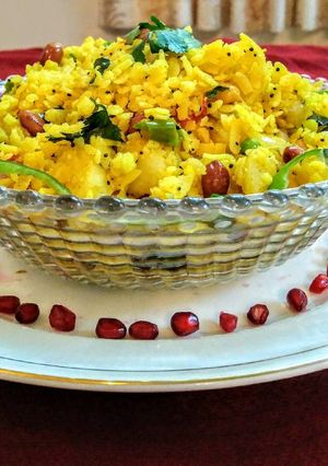 A picture of Indian flattened rice dish(poha).