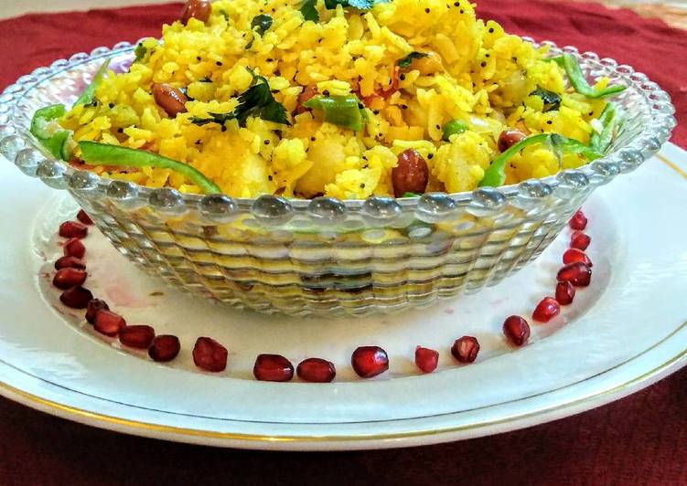 Indian flattened rice dish(poha)