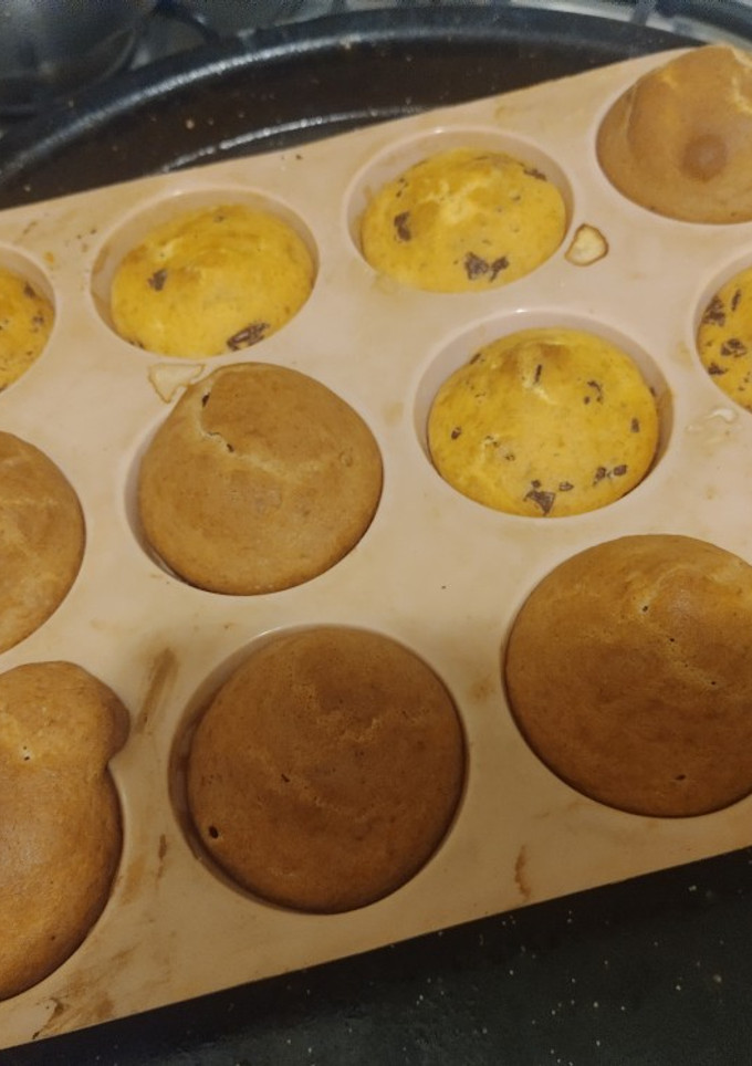Una foto de Muffins sin tacc y sin azúcar de banana y chocolate