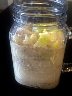 Una foto de Desayuno completo: Quinoa con fruta, leche y miel