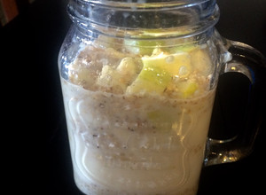 Una foto de Desayuno completo: Quinoa con fruta, leche y miel
