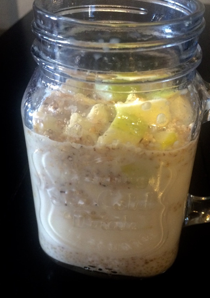 Una foto de Desayuno completo: Quinoa con fruta, leche y miel