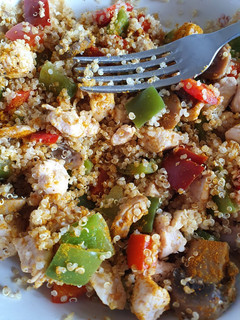 Una foto de Quinoa con verduras y pollo