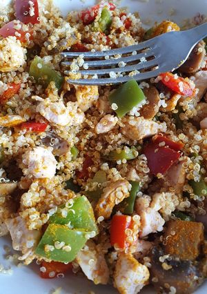 Una foto de Quinoa con verduras y pollo