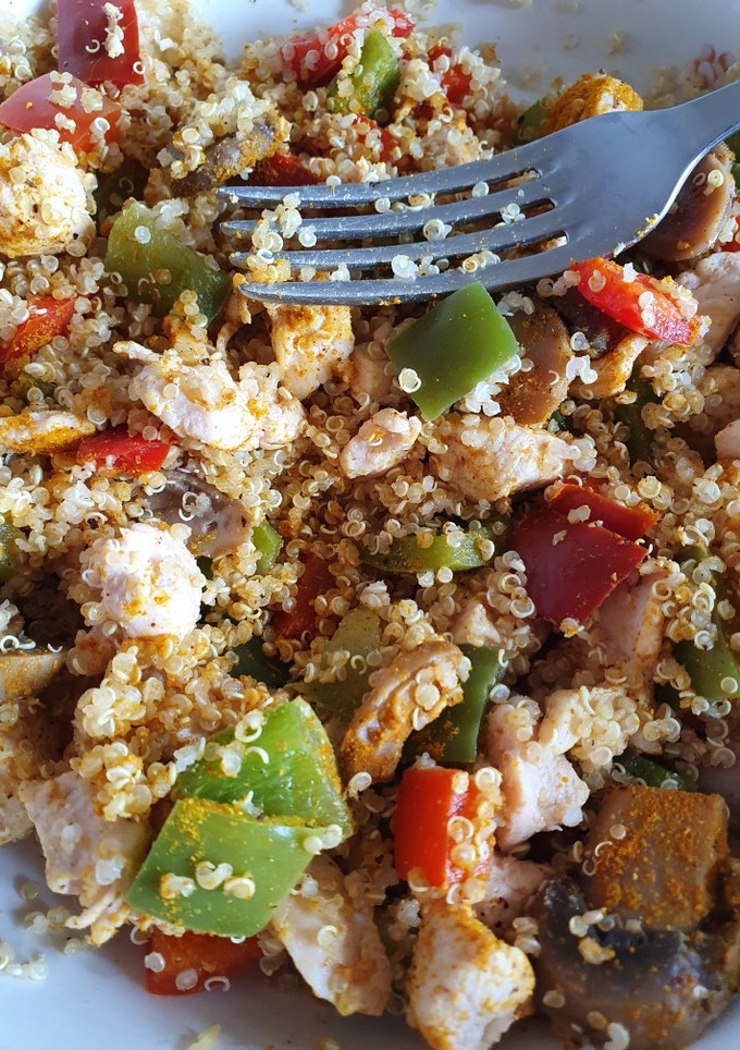 Una foto de Quinoa con verduras y pollo