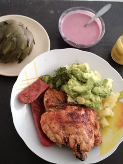 Una foto de Pollo a la Parrilla con ensalada y cremas
