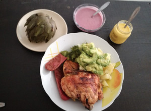 Una foto de Pollo a la Parrilla con ensalada y cremas
