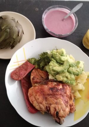 Una foto de Pollo a la Parrilla con ensalada y cremas