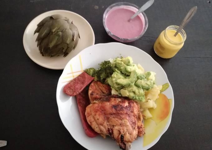 Pollo a la Parrilla con ensalada y cremas Receta de Zusan “zu” C- Cookpad