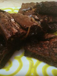 Una foto de Brownies con nueces y caramelo
