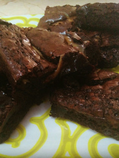 Una foto de Brownies con nueces y caramelo