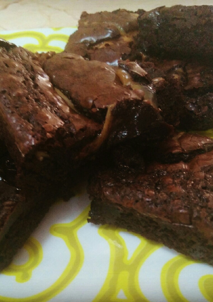 Una foto de Brownies con nueces y caramelo
