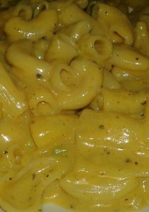 A picture of White sauce pasta.