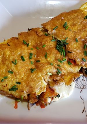 Una foto de Omelette con verduras, queso y champiñón