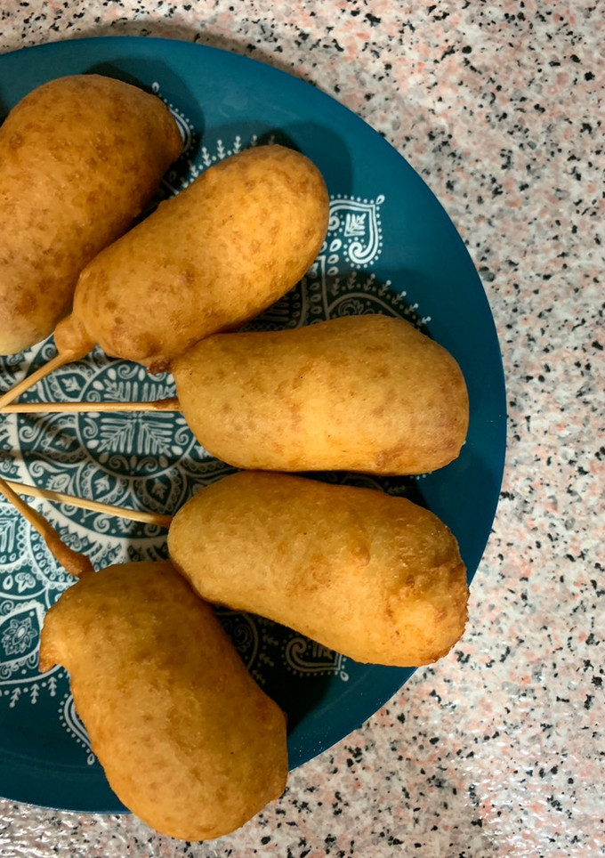 Una foto de Corn dogs al estilo americano
