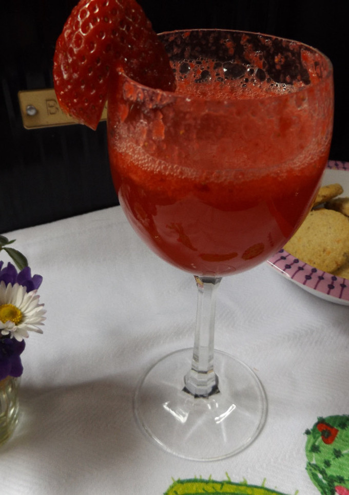 Una foto de Cóctel de champagne con fresas y Cointreau