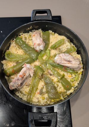 Una foto de Paella de pollo