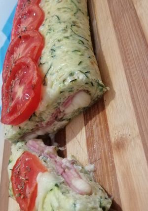 Una foto de Brazo gitano de calabacín relleno🥒🧀