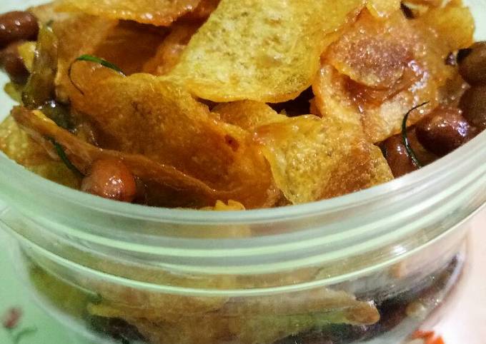 Langkah Mudah untuk Membuat Kripik kentang + kacang pedas manis yang Bikin Ngiler