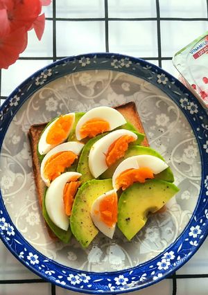 Hình của món Bữa sáng với trái bơ và trứng_ cách 2: sandwich bơ trứng luộc.