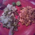 Pescado empapelado con cebolla y chícharos