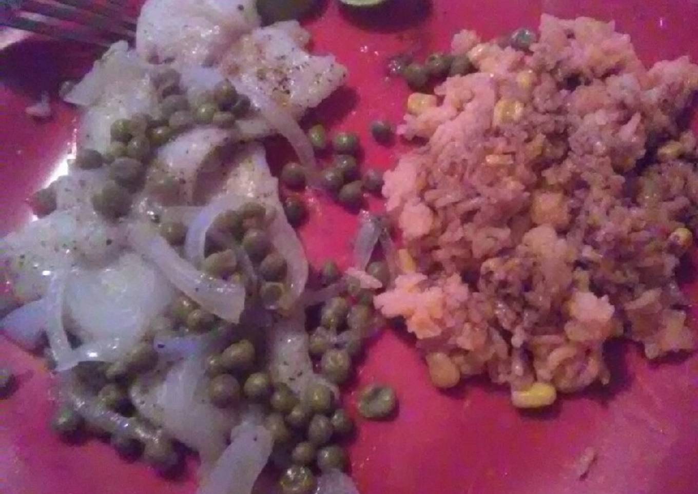 Pescado empapelado con cebolla y chícharos
