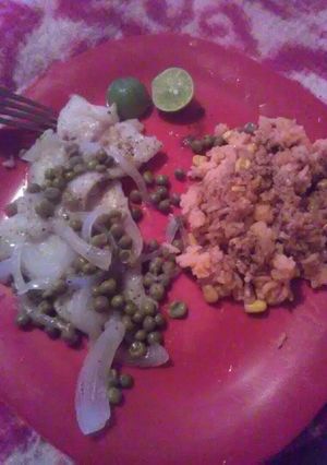 Una foto de Pescado empapelado con cebolla y chícharos