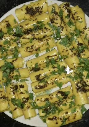 A picture of Gujarat ki popular recipe khandvi.