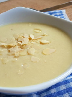 Una foto de Crema de puerros con almendras
