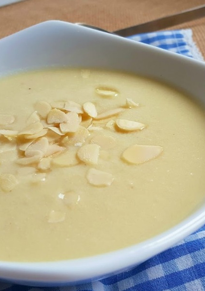 Una foto de Crema de puerros con almendras