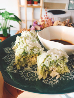 Una foto de “Sushi” de arroz, aguacate y pollo con salsa de soja dulce