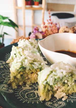 Una foto de “Sushi” de arroz, aguacate y pollo con salsa de soja dulce