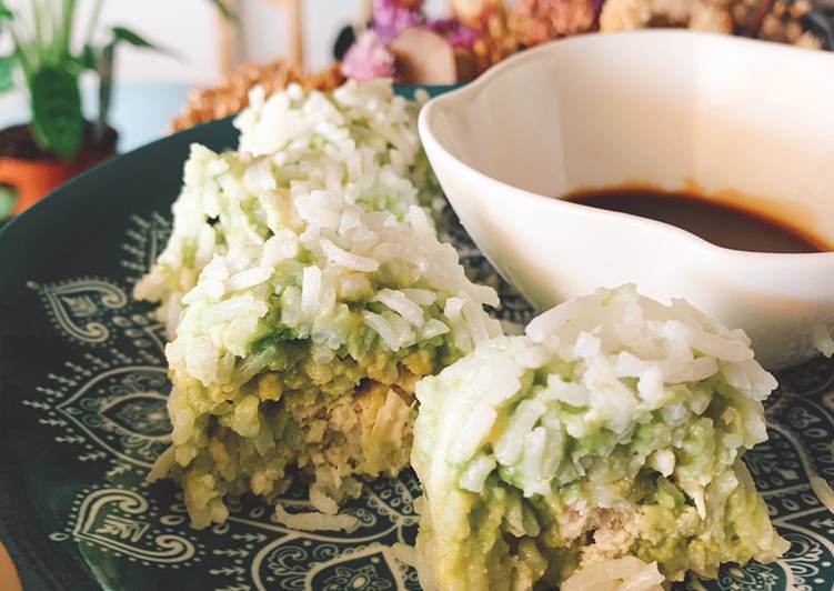 “Sushi” de arroz, aguacate y pollo con salsa de soja dulce