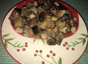 Una foto de Berenjenas agridulces con nueces