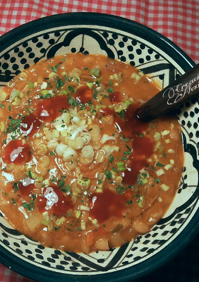 Una foto de Judías blancas con verduras y patatas rosadas