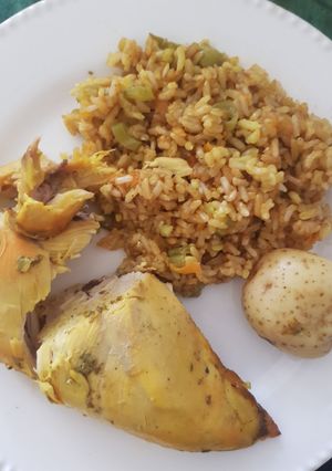 Una foto de Arroz integral con verduras y pollo